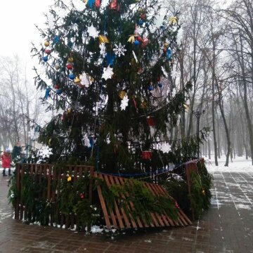 У Києві вандали зламали новорічну ялинку: vechirniy.kyiv.ua