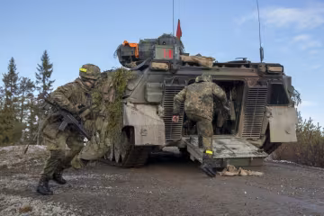 військові