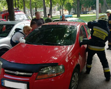 Дніпрянка залишила немовля в машині і ледь не з'їхала з глузду - могло статися найстрашніше