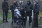 У Дніпрі пара з інвалідністю воює з сусідами через доріжку: "Пробили колеса на візку"