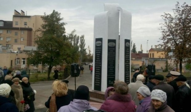 В Мариуполе установили памятник погибшим морякам (фото)