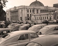 Редкое фото: как выглядела парковка Рады более полувека назад