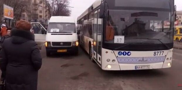 В Запорожье водитель троллейбуса сделала с "голой" пенсионеркой страшное - "За гриву и за борт"