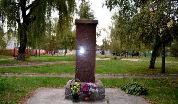 Вандали опоганили пам'ятник диригенту Верьовці на Чернігівщині (фото)