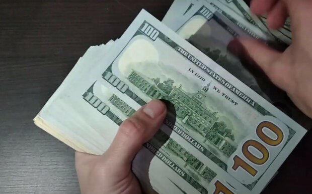 Гроші. Фото: скріншот youtube