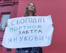 "Вон, Портнов!": тысячи людей объединились на сидячем протесте в Киеве, первые кадры