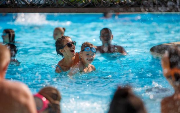 На очах у дітей: "російська туристка" позбулася зайвого прямо в басейні