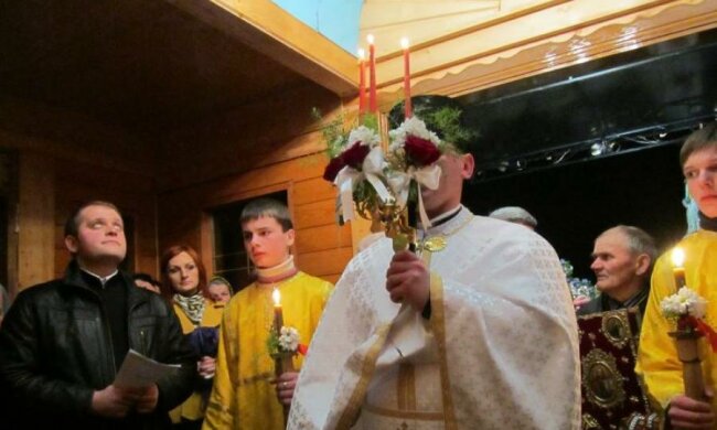 Украинский священник показал, как надо зажигать