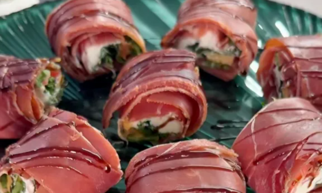 Закуска с хамоном и хурмой, кадр с видео