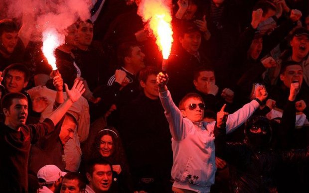 В Ровно против футбольных фанатов полиция применила слезоточивый газ