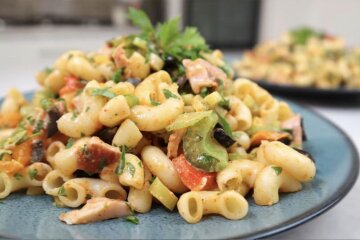 Салат из макарон с курицей и перцем: фото скрин Ютуб