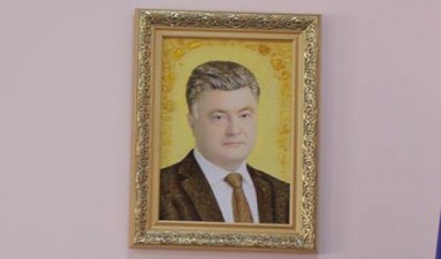 Бурштиновий портрет Порошенко у кабінеті начальника УМВС Волині (фото)