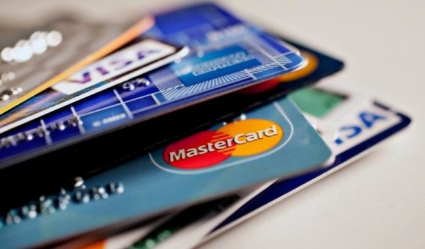 Украинцы будут платить за каждую операцию с банковской картой