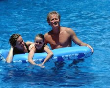 Заплили за буйки: сім'я вийшла в море на матраці