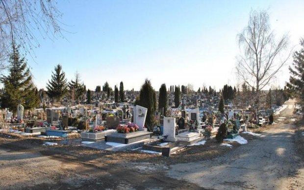 П'яна оргія на кладовищі: як покарають безсоромних школярок