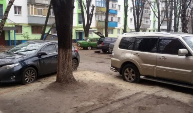В Полтаві «месник» порізав шини у півсотні автомобілів