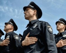 У Львові поліцейський здивував усіх грою на вуличному піаніно (відео)