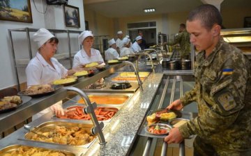 Як годують, так і служать: різниця між меню ЗСУ та путінських вояк