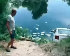 Кадри з відео з втопленою машиною, скріншот: TikTok
