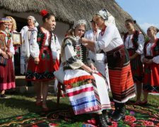 Самогон, танцы и красивые девушки: видео буковинской свадьбы вас очарует