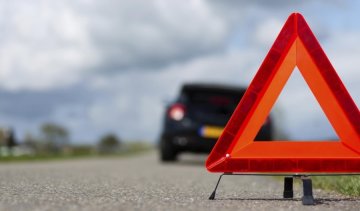 Вантажівка в'їхала у пасажирський автобус: є постраждалі