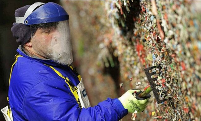 У Сіетлі прибрали туристичну стіну жуйки (фото)