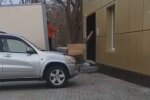 Новую Почту "поймали" на небрежности с посылками: "кто-то понесет ответственность?"
