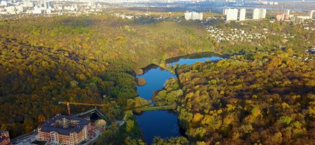 В Киеве горячую воду сливают прямо в озере: "Ее слишком много"
