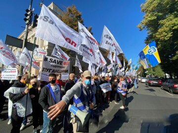 Киевляне на руках принесли соратника Зеленского под Раду, и это не от большой любви