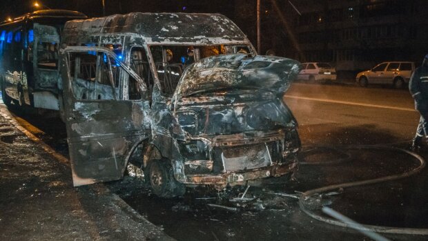 В Киеве сгорела пассажирская маршрутка, копы заметили подозрительную деталь: "90-е вернулись"