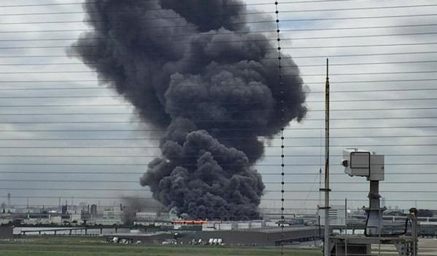 Два крупнейших японских завода охватило пламенем (фото)