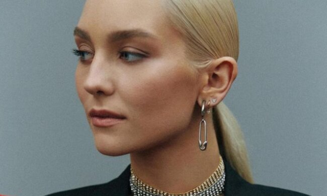 Учасниця Нацвідбору ROXOLANA записала пісню на підтримку України, в якій зібрала найкращі меми та приколи: "На шашлик зустрінемося в Криму"