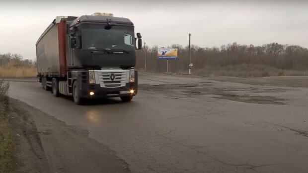 Дорогу під Дніпром показали моторошними фото, у водіїв здають нерви: "Бомбардування?"