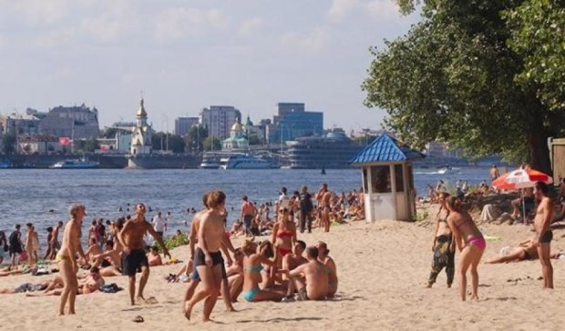 Киевляне узнают о готовности пляжа к купальному сезону по флагам 