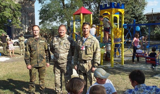 Бойцы АТО вместе с месной громадой окрыли детскую площадку в селе Успеновка 