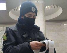 В Харькове копы устроили "облаву" на "голых" пассажиров метро: "Кому штраф?"