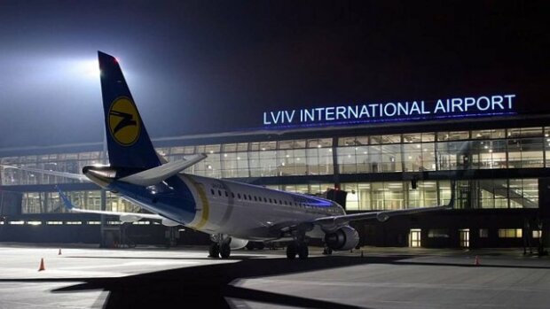"Острів скарбів" у валізі: у львівському аеропорту схопили аферистку, обвішану коштовностями