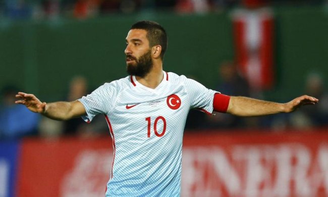 Лидера сборной Турции отчислили с команды из-за нападения на журналиста
