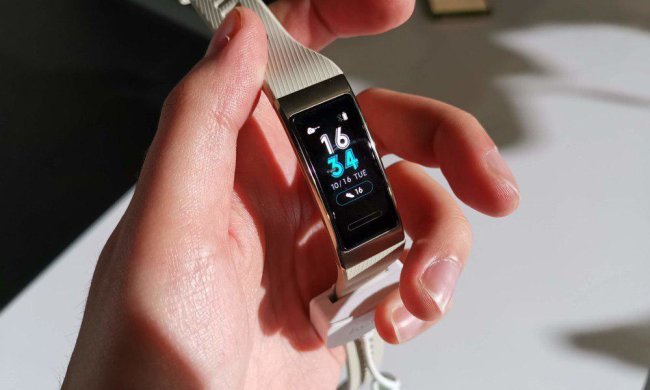 Huawei Band 3 Pro: на прилавках з'явився вбивця браслета Xiaomi