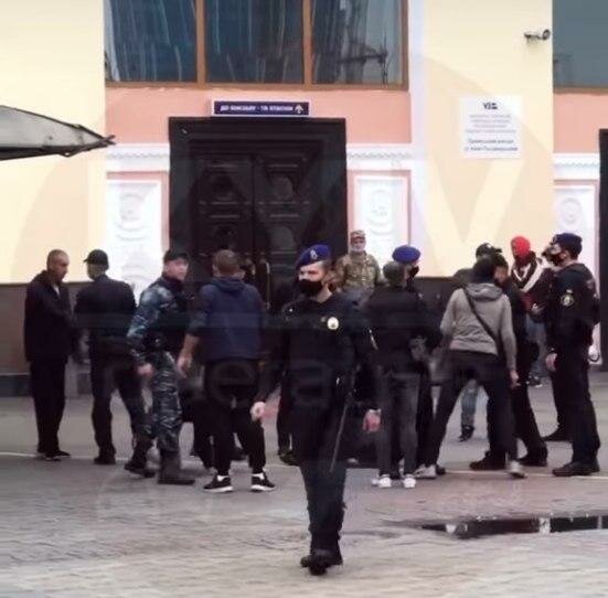 В Киеве неадекват расстрелял людей на вокзале, медики делают все возможное