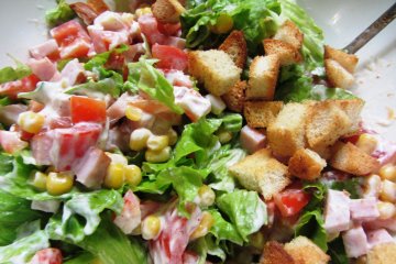 Пикантный итальянский салат с ветчиной, сыром и овощами