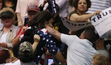 В США произошло столкновение между протестующими. Есть жертвы