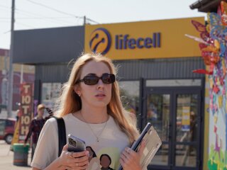 Абонентка lifecell біля магазину оператора