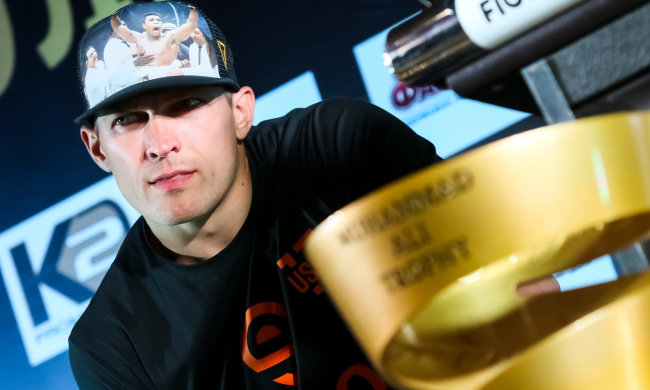 Усик "украсил" паспорт фаната автографом: сколько стоит "сувенир" от украинского чемпиона