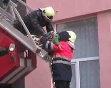 Рятувальники евакуювали дитину з палаючої багатоповерхівки в Ужгороді
