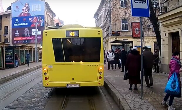 Львів'яни вимагають повернути гроші за проїзд у таксі - у допотопних тролейбусах їздити не можна