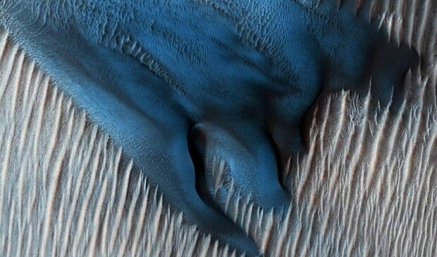 На Марсе заметили голубые дюны: причудливая форма и необыкновенный цвет