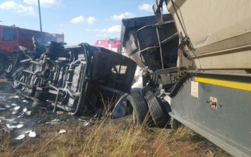 Шкільний автобус потрапив у ДТП: загинули десятки дітей