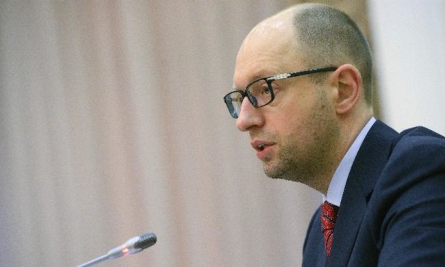  Яценюк попросит у Кличко жилье для семей убитых милиционеров
