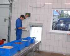 Українцям показали шлях отруєного м'яса на полиці магазинів